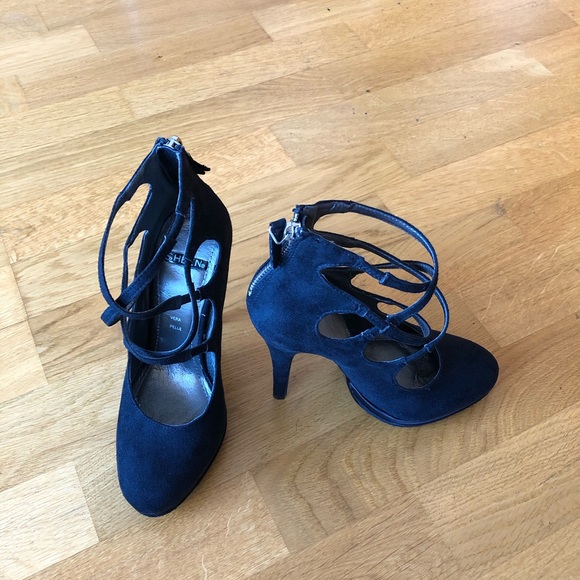 Heels - Picture 3 of 7